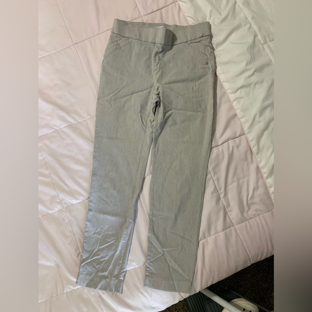 Liz Claiborne khaki color capri length pants